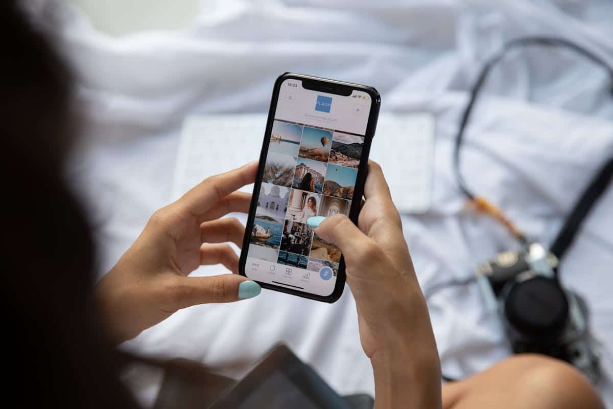 Kaffee und Smartphone mit WiFi-Verbindung in einem britischen Café