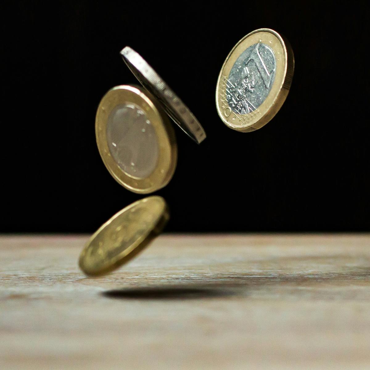 Valuutanvaihtopaneeli, joka näyttää GBP-kurssit Yhdistyneen kuningaskunnan ETA-matkailijoille.