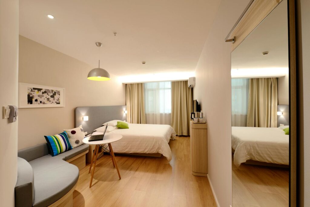 Gepflegtes Hotel-Doppelzimmer mit weißer Bettwäsche und Leselampe