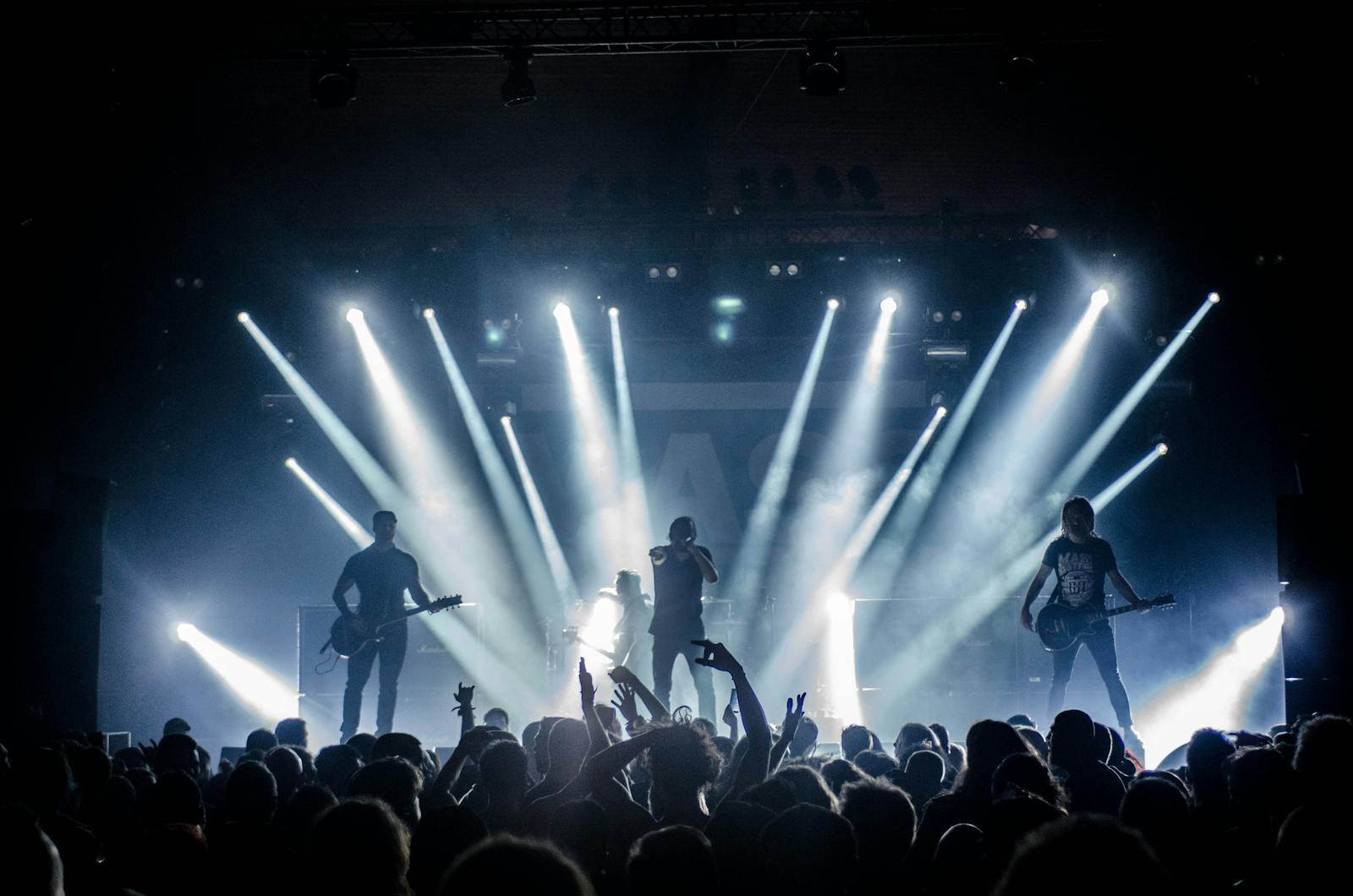Elävä rockbändi esiintyy Liverpoolin musiikkivenue'ssa