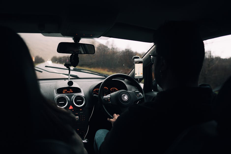 UK hire car - ζευγάρι που οδηγεί μέσα από τη γραφική ύπαιθρο της Σκωτίας