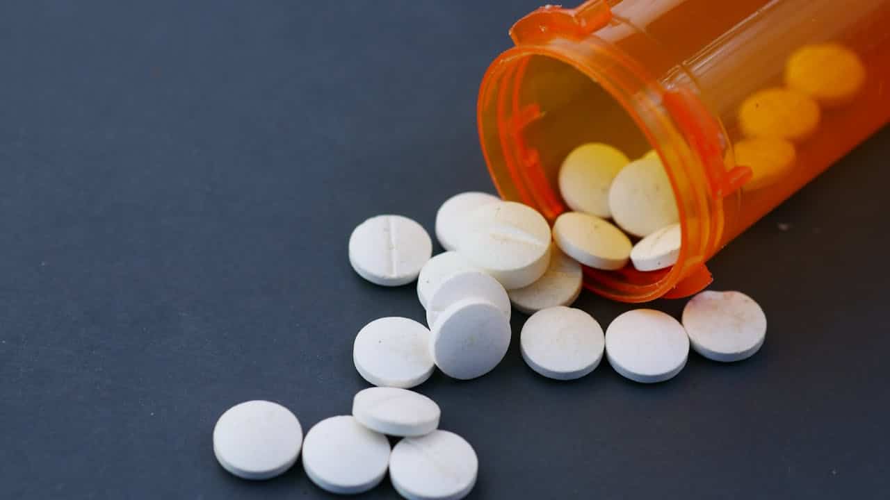 Valkoiset tabletit Yhdistyneen kuningaskunnan apteekista geneerinen reseptilääke