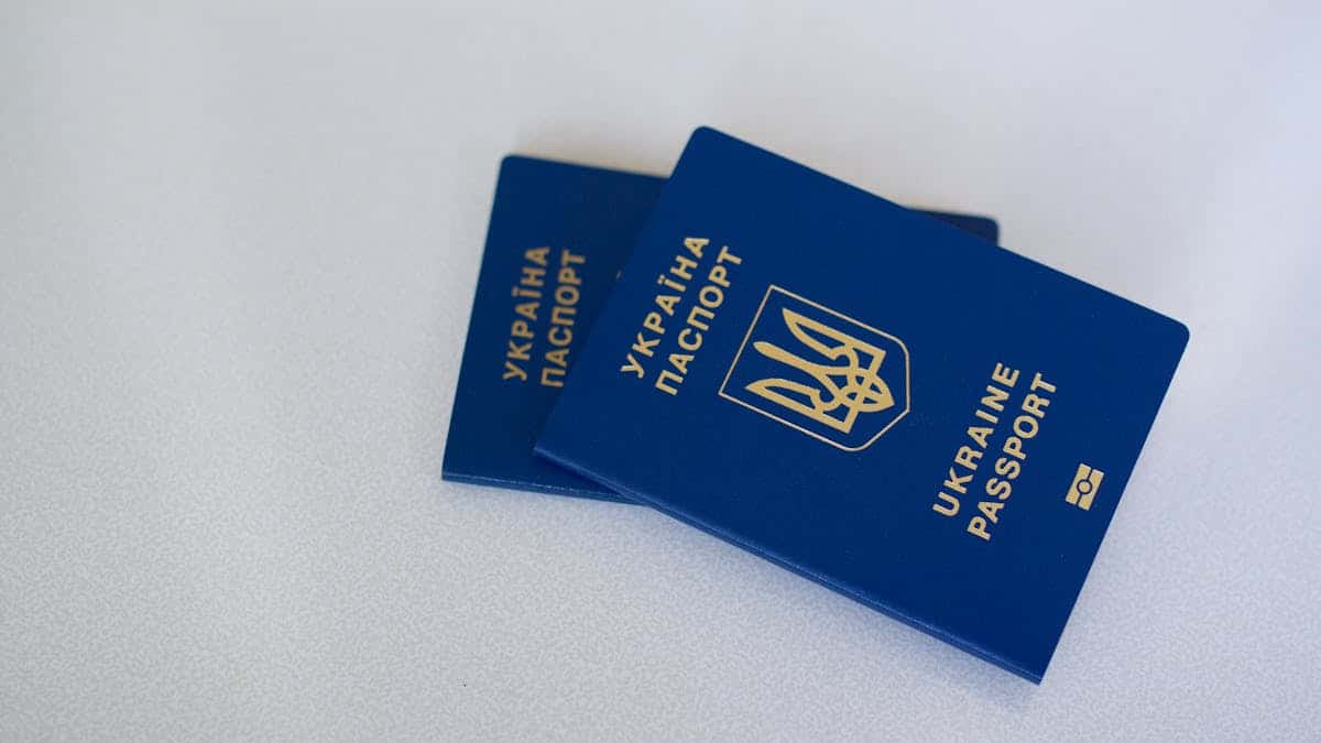 Lapsen passi ja matkustusasiakirjat valmiit UK ETA -hakemukseen