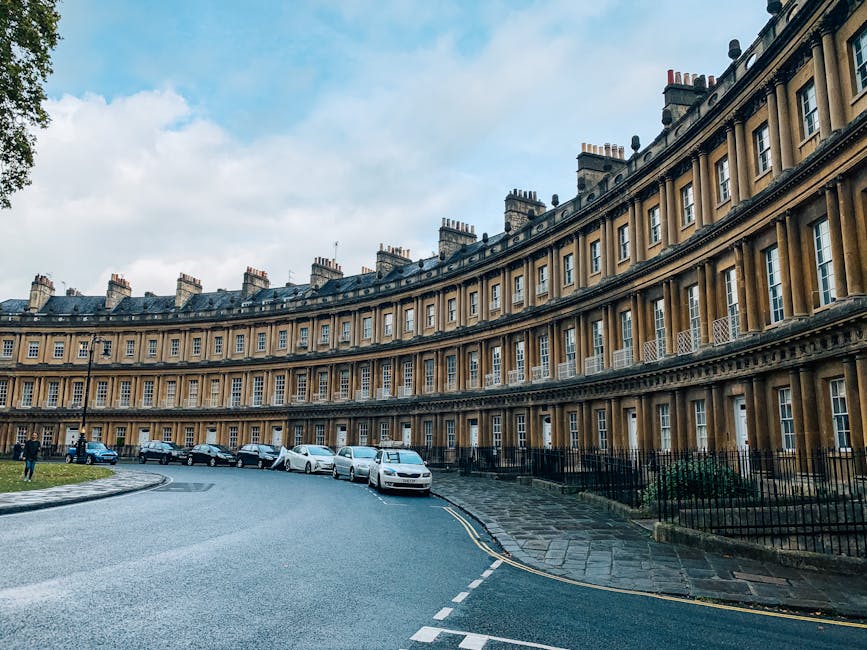 Historiallinen Bath-kaupunki, jossa on hunajankeltaisia Georgian-aikakauden puolikaarenviivaisia taloja ja Rooman kylpylät, katsottuna kukkulalta