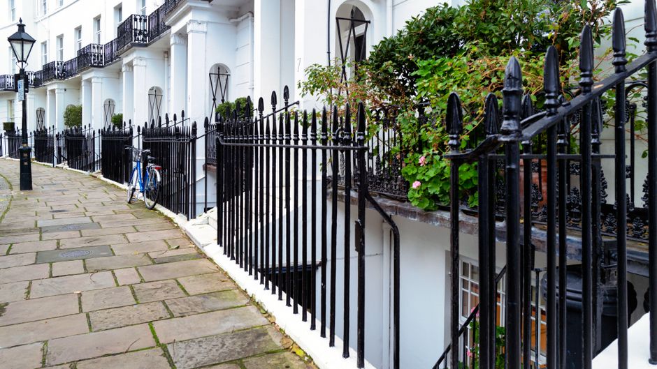 Klasiska Londonas savrupmāja iela dzīvojamā apkaimē, piemēram, Kensingtonā, ar baltām štuko fasādēm un...