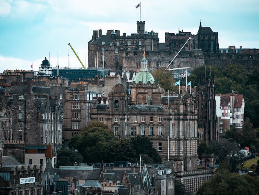 Edinburgh Castle kallion päällä kaupungin yläpuolella, alla näkyy Old Townin historiallinen silhuetti