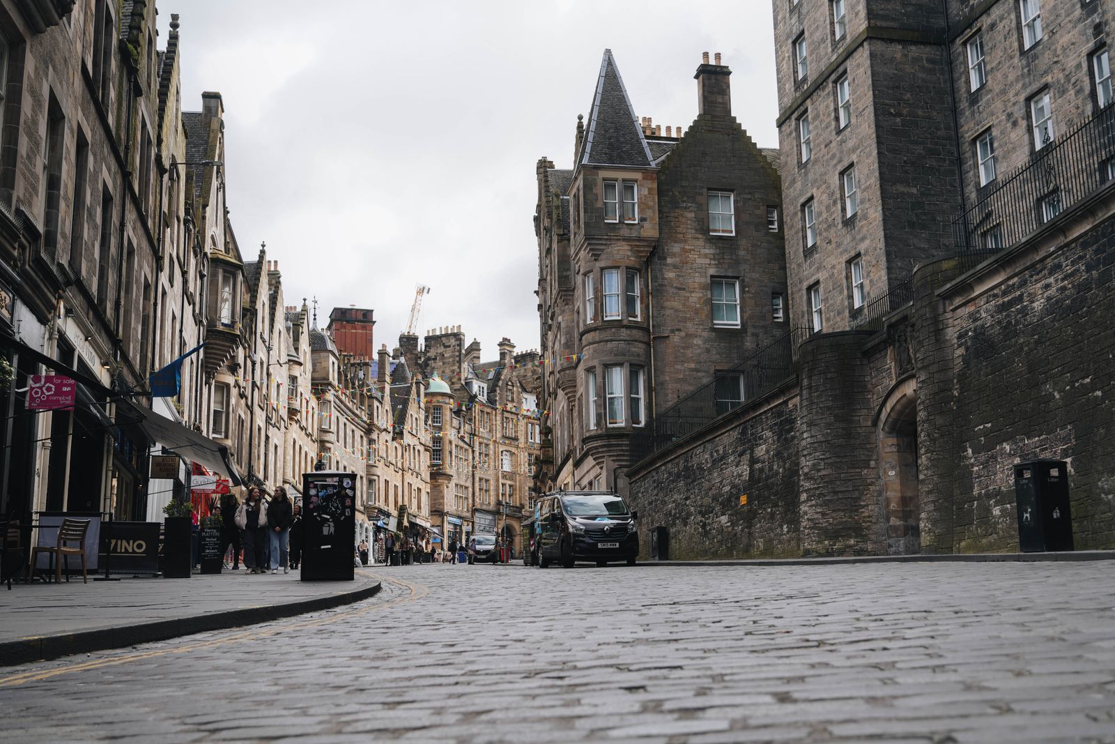 Historiallinen Edinburgh Old Town -katu korkeiden kivitalojen kanssa, joissa Fringe-näyttämöt sijaitsevat