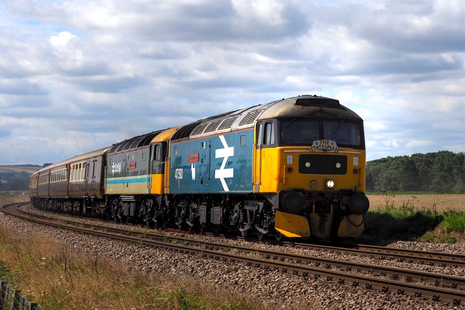 Treno intercity che viaggia attraverso la verde campagna inglese