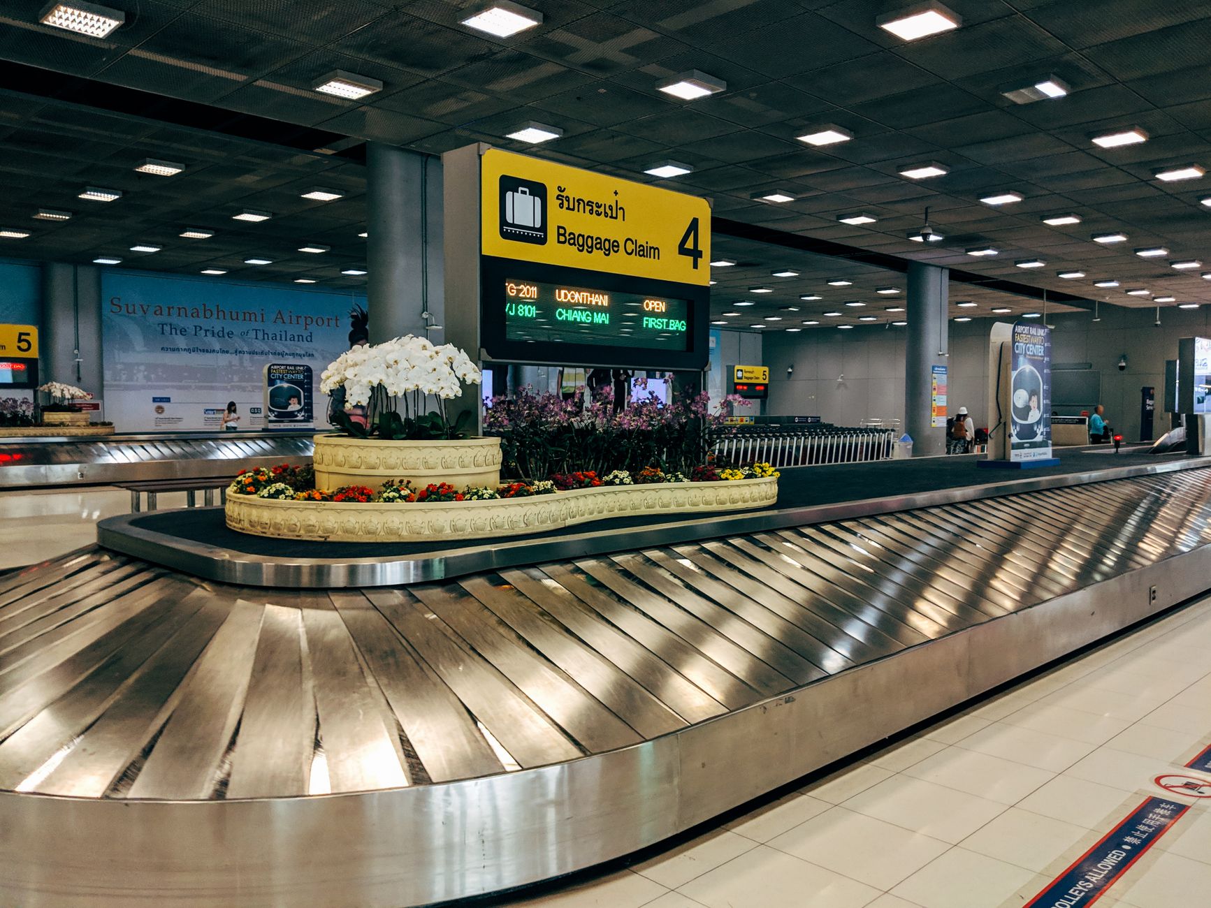 Equipaje en una cinta transportadora de equipaje de aeropuerto, recogido en zona pública cuando una conexión de Heathrow cruza la frontera