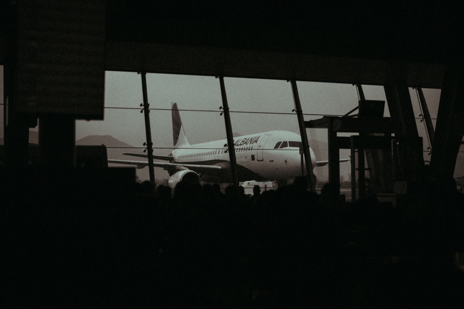 Una aeronave estacionada en una puerta de embarque de Heathrow vista a través de la ventana de la terminal antes de un vuelo de conexión