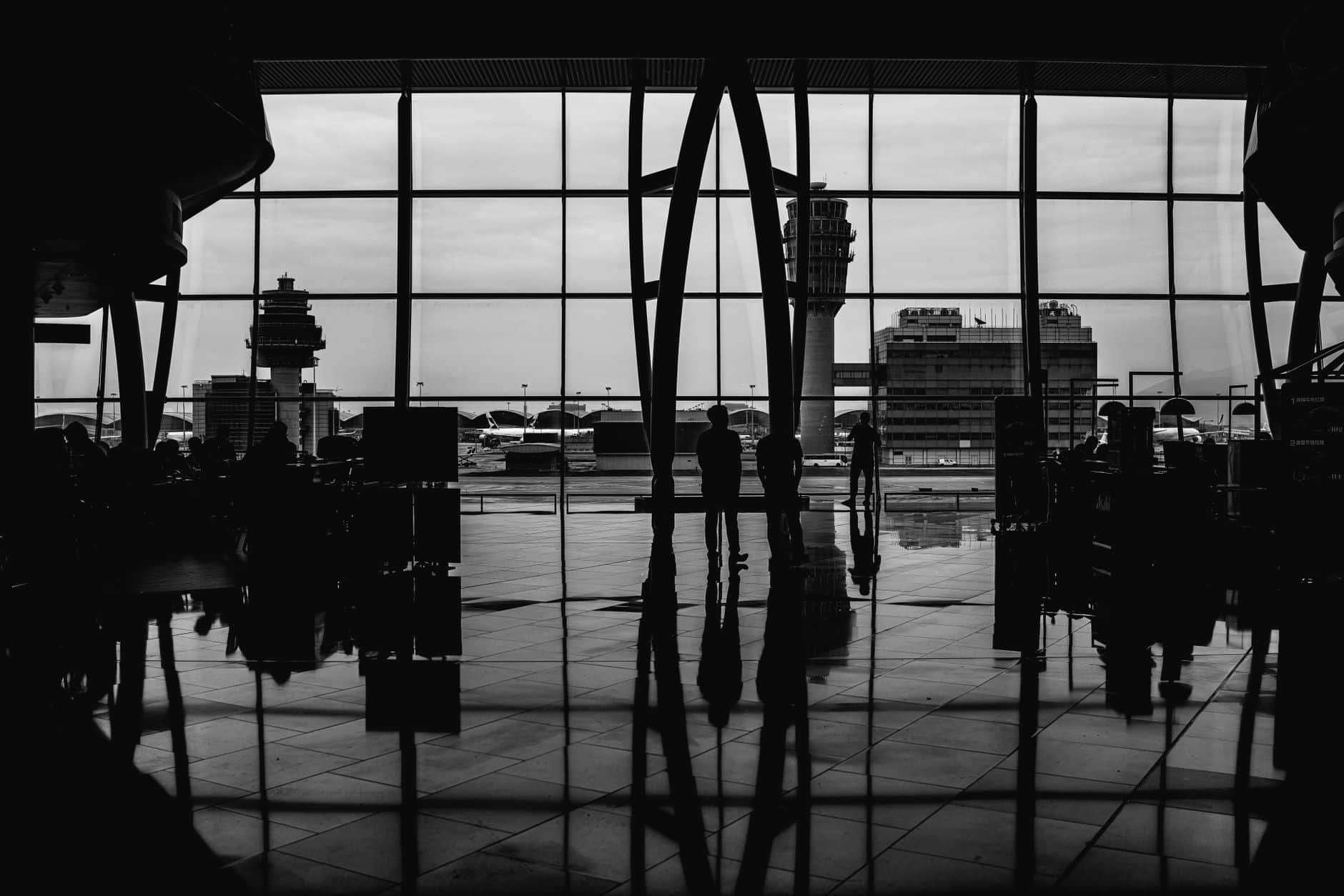El interior de una terminal de aeropuerto concurrida en Heathrow donde los pasajeros realizan vuelos de conexión