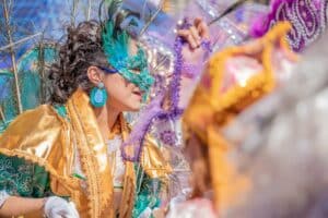 Värikäs höyhenpäällysteinen karnevaaliasu, jonka tanssija käyttää Karibian katufestivaaleilla, kuten Notting Hill Carnival -tapahtumassa