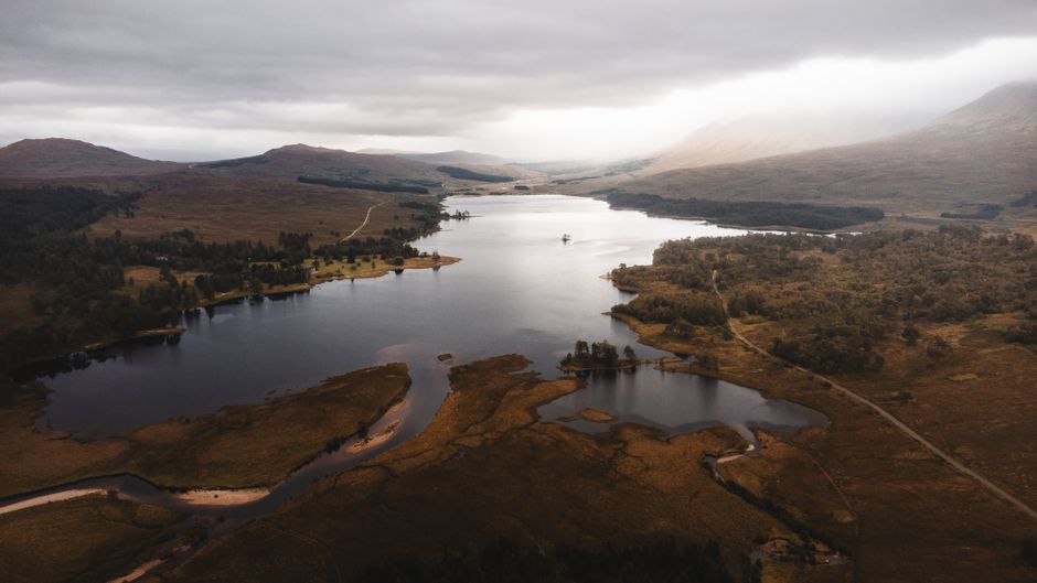 Skotlannin Highlands vuorineen ja järvineen synkkien taivaan alla