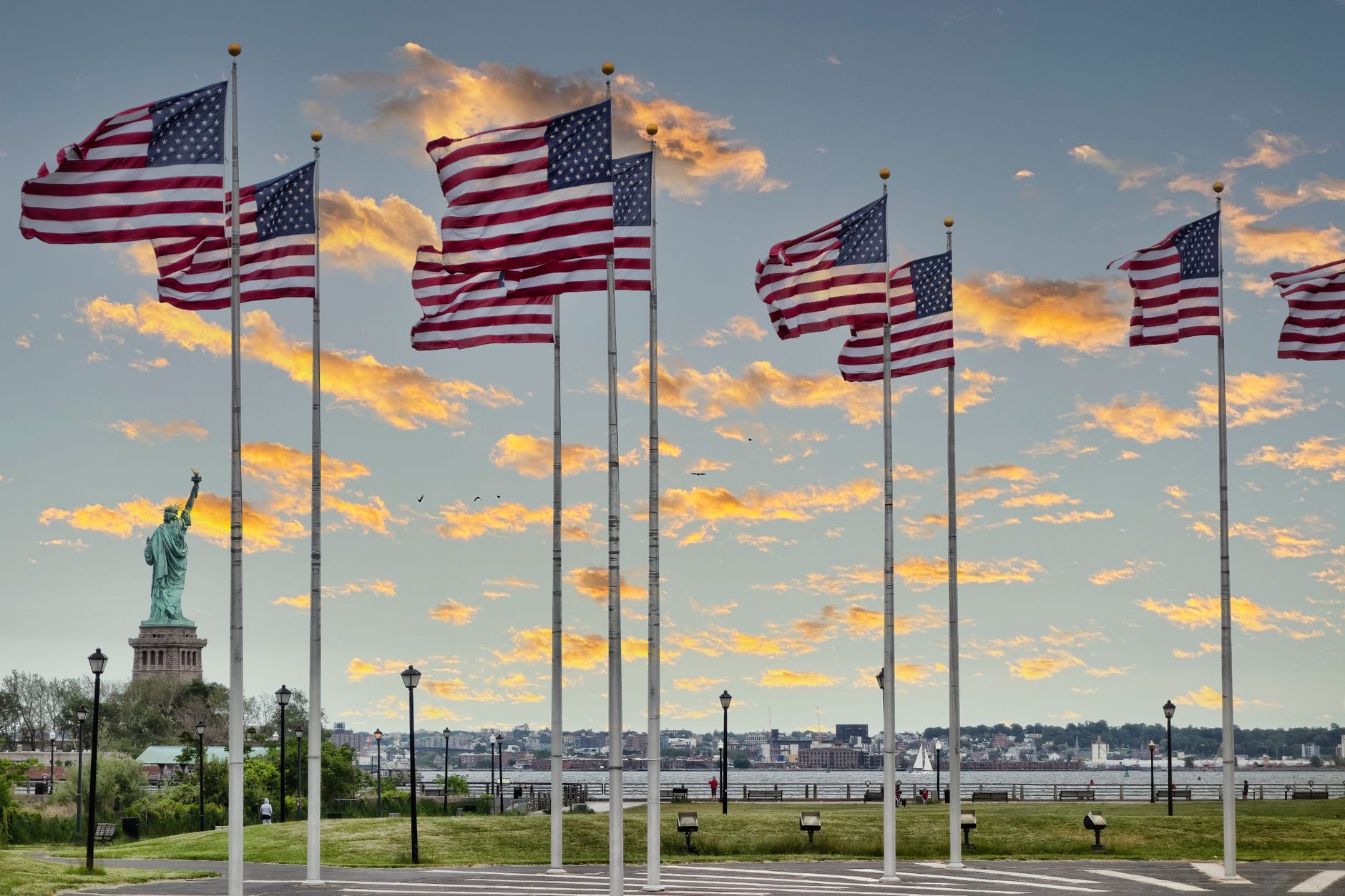 US flag and skyline representing UK citizens travelling to the USA on an ESTA