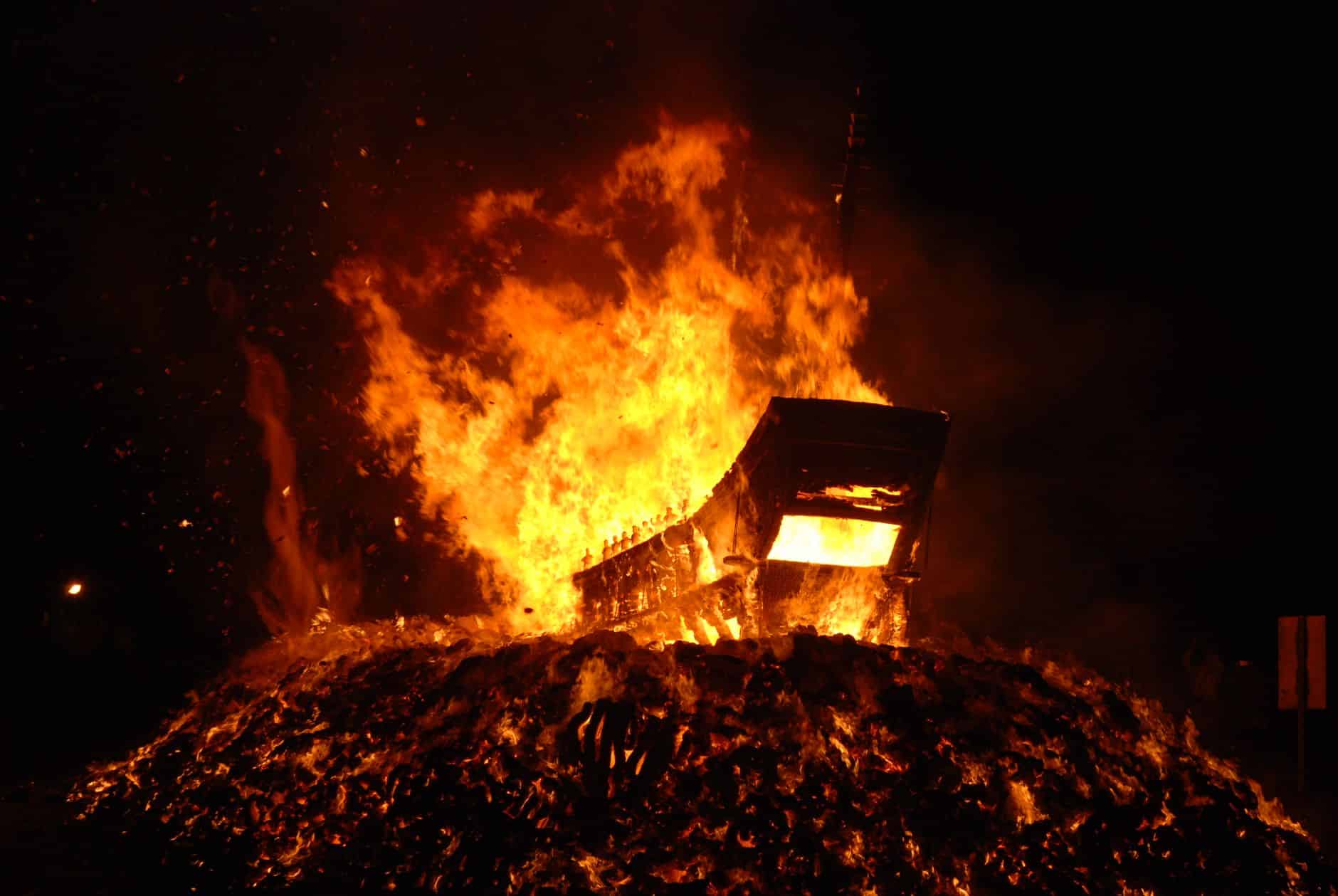 Голямо общностно огнище с високи оранжеви пламъци на събитието Bonfire Night в Англия