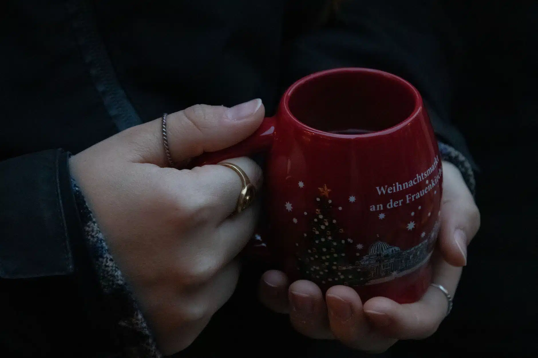 Taza de vino tinto caliente en un festivo mercado navideño británico