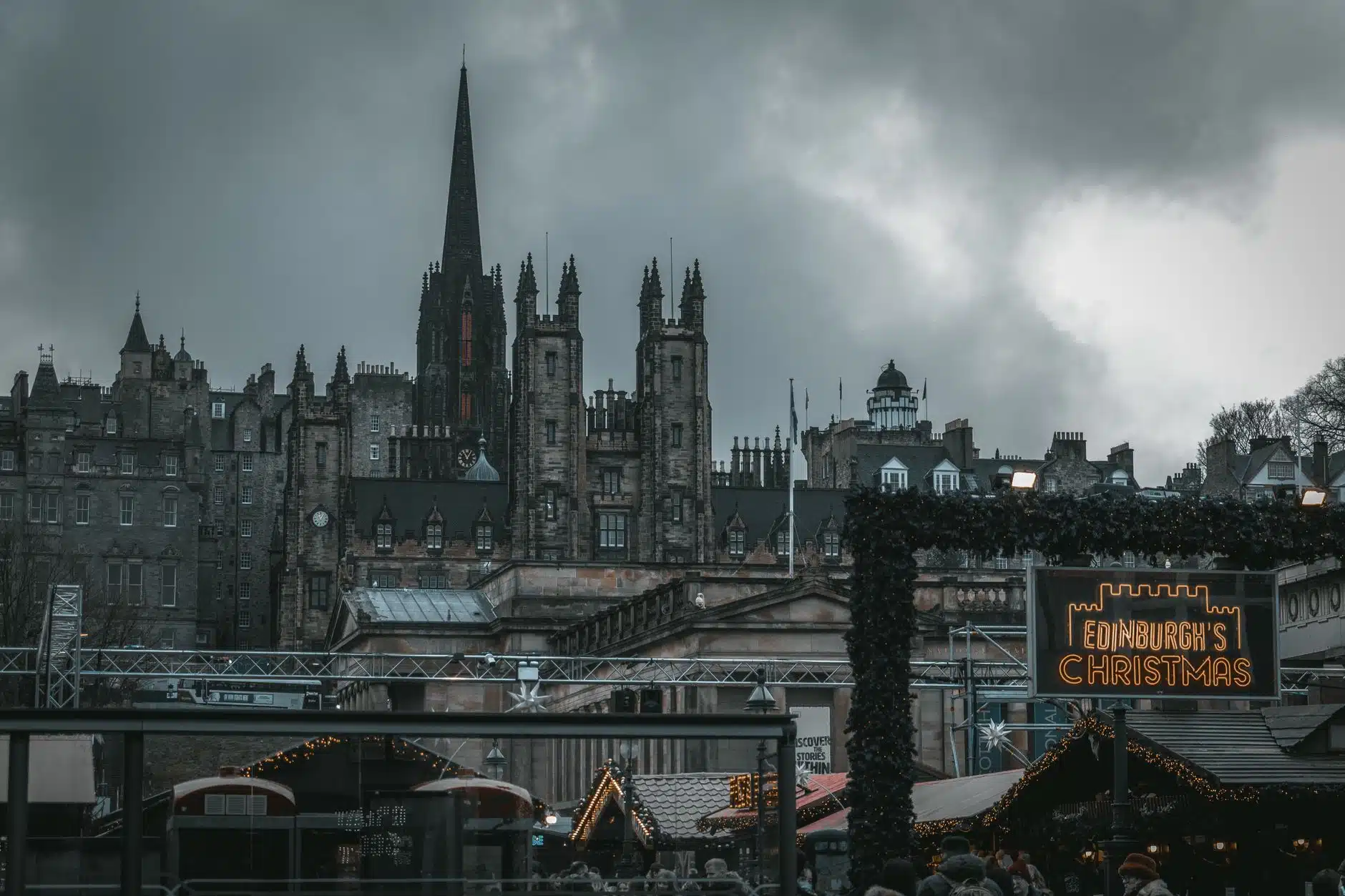 Edimburgo en Navidad con luces festivas bajo el castillo en invierno