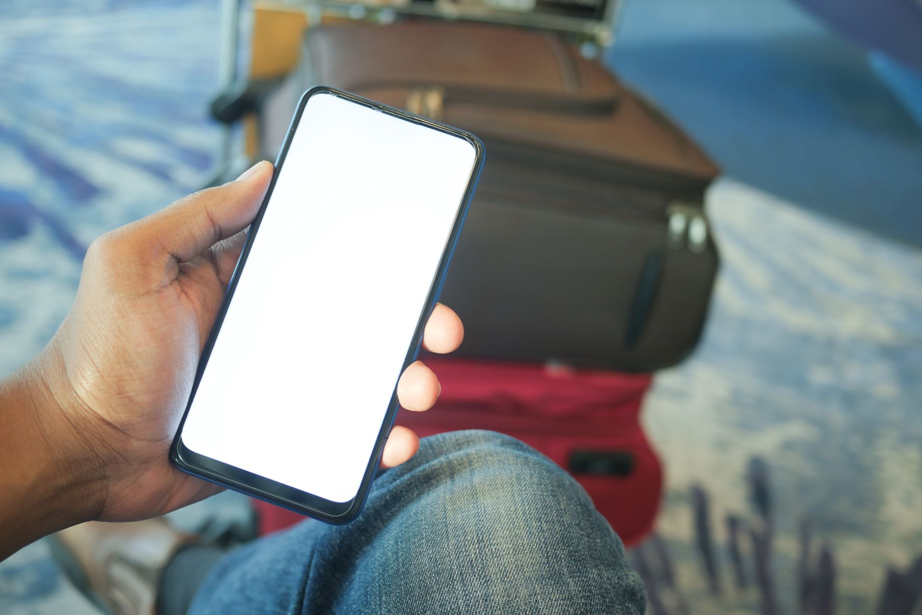 Žadatel používající aplikaci na chytrém telefonu k vyplnění formuláře UK ETA před letem